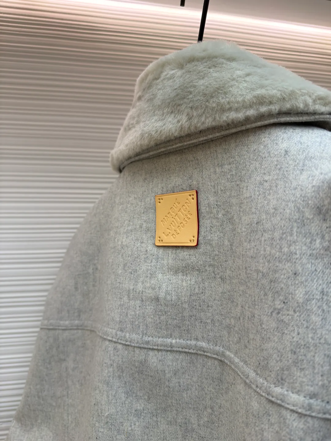 LOUIS VUITTON SKI ski series fur collar jacket ●Original version: purchased and developed by 46969 ●Item number: 1681175-D60 ●Fabric: cashmere lamb fabric ●Technology: high temperature pressing ●Color: gray ●Version: fitted version ●Weight: about 1340 grams ●Size: 46-48-50-52 ●Description: Woolen fabric made of 100% pure wool custom-dyed with floral gray yarn. The fur collar is made of real lamb fur, which is silky and skin-friendly. The diamond-embroidered pearl logo on the chest is pressed with heavy industry and high temperature. The leather tag on the back is real calfskin, artificially hand-stitched, and a customized No. 5 leather rope zipper. The overall routing is straight and delicate, the fabric is comfortable and soft, the color is consistent and there is no color difference, it can be matched with the same style to create a fashionable look, and can be used in various occasions, customized accessories, complete with three standards, the same style for men and women!